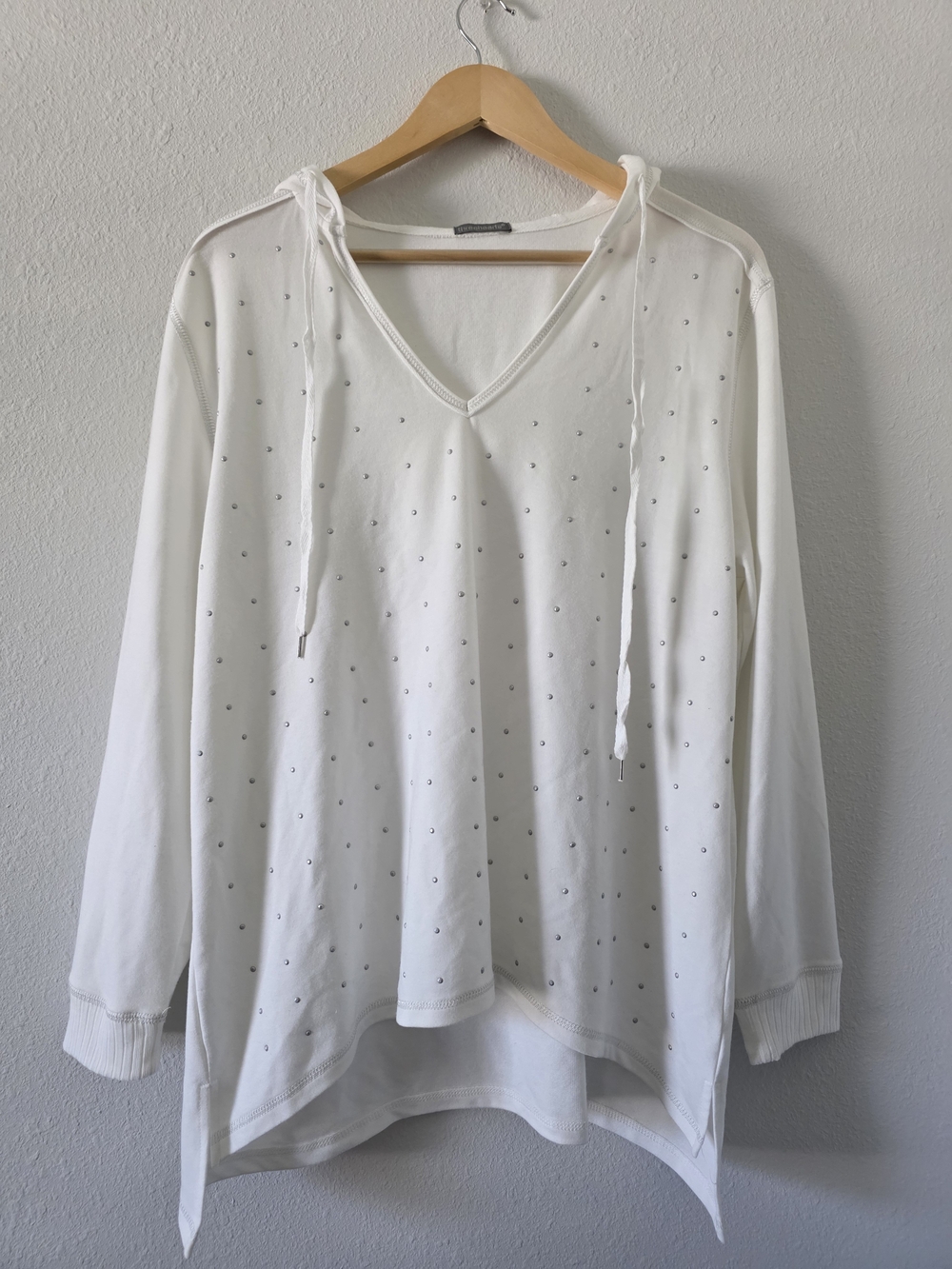 Three Hearts White V-Neck Hooded Top with Stud Accents